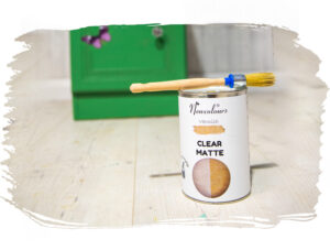 Satin-Velvet Newcolours lacquer for kitchen countertops, suitable for wood, acrylic, and chalk paints.