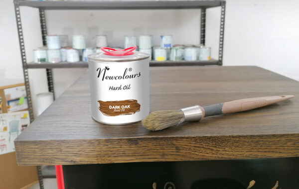 Newcolours Round Brush Set – 3-piece natural bristle brushes with wooden handles, perfect for all painting techniques.